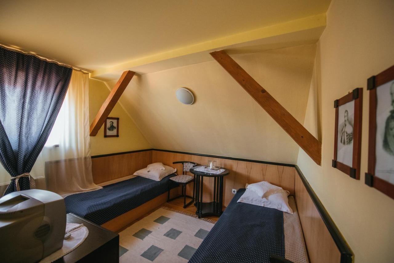 Отели типа «постель и завтрак» Vörös Guest House Тыргу-Секуеск-45