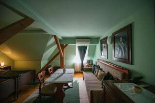 Отели типа «постель и завтрак» Vörös Guest House Тыргу-Секуеск Номер Делюкс (для 2 взрослых и 1 ребенка)-3