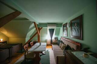 Отели типа «постель и завтрак» Vörös Guest House Тыргу-Секуеск Номер Делюкс (для 2 взрослых и 1 ребенка)-7