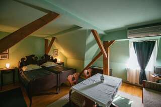 Отели типа «постель и завтрак» Vörös Guest House Тыргу-Секуеск Номер Делюкс (для 2 взрослых и 1 ребенка)-8
